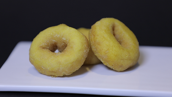 하얀 접시 위의 도넛들 F9 이미지