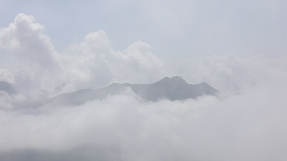 구름에 둘러싸인 산 풍경 F3 이미지