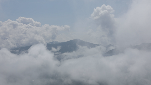 구름에 둘러싸인 산 풍경 F1 이미지