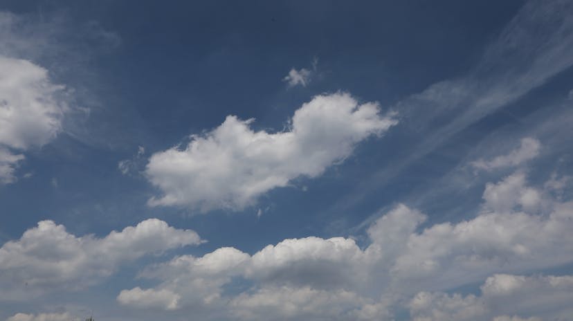 구름이 흘러가는 하늘 F30 이미지