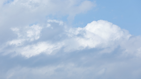 구름이 흘러가는 하늘 F16 이미지