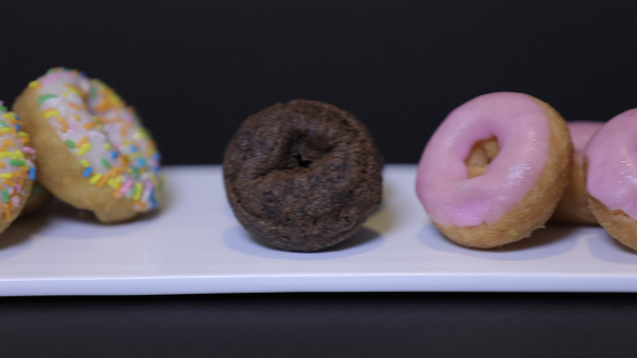 하얀 접시 위의 도넛들 F4 이미지