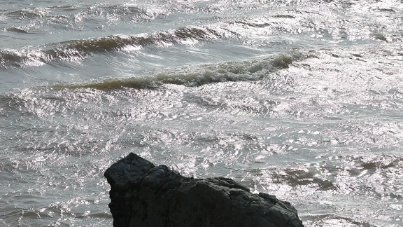 바위가 있는 윤슬이 반짝이는 파도치는 바다 F1 이미지